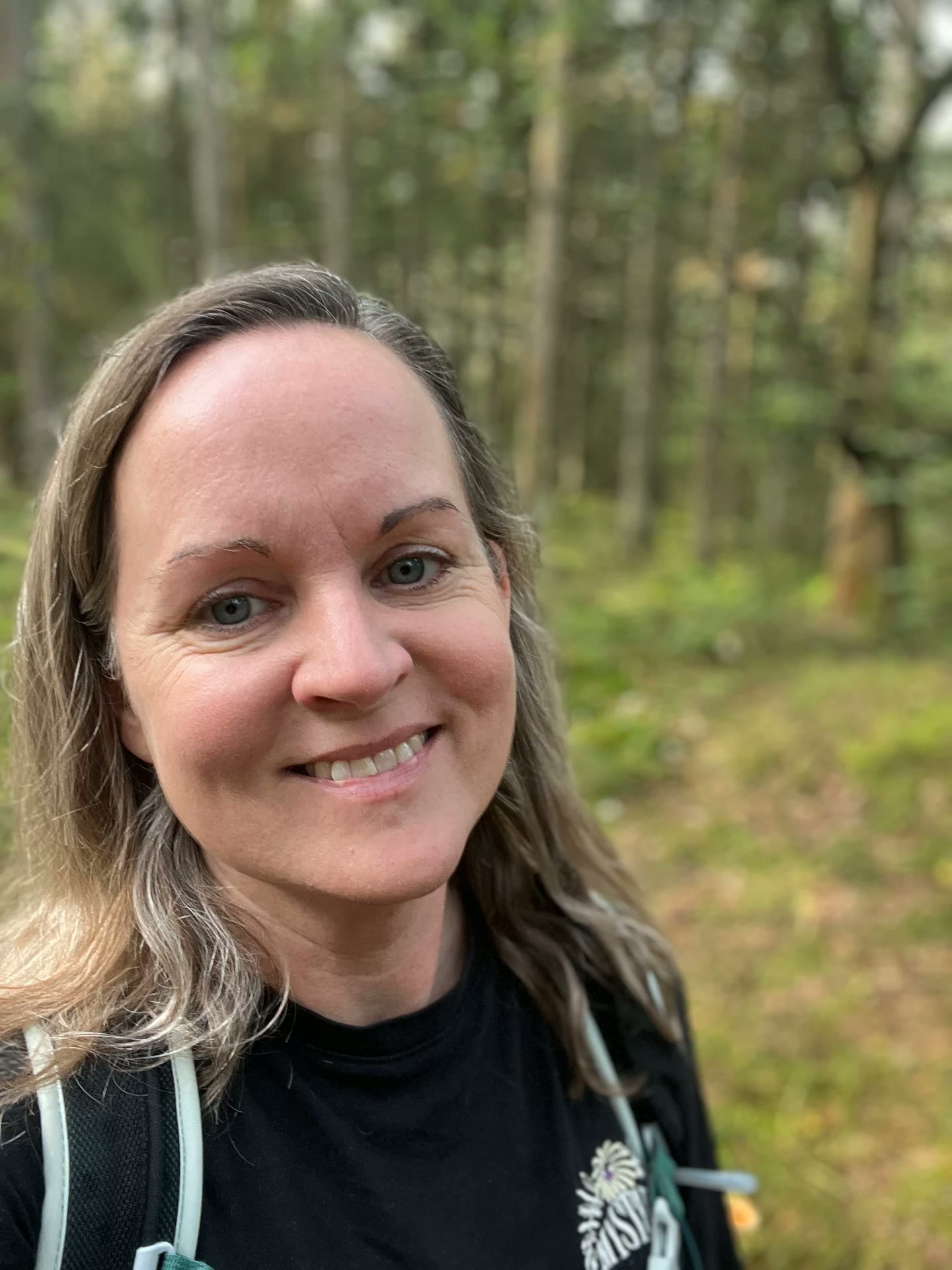 Hilde in het bos tijdens een wandeling